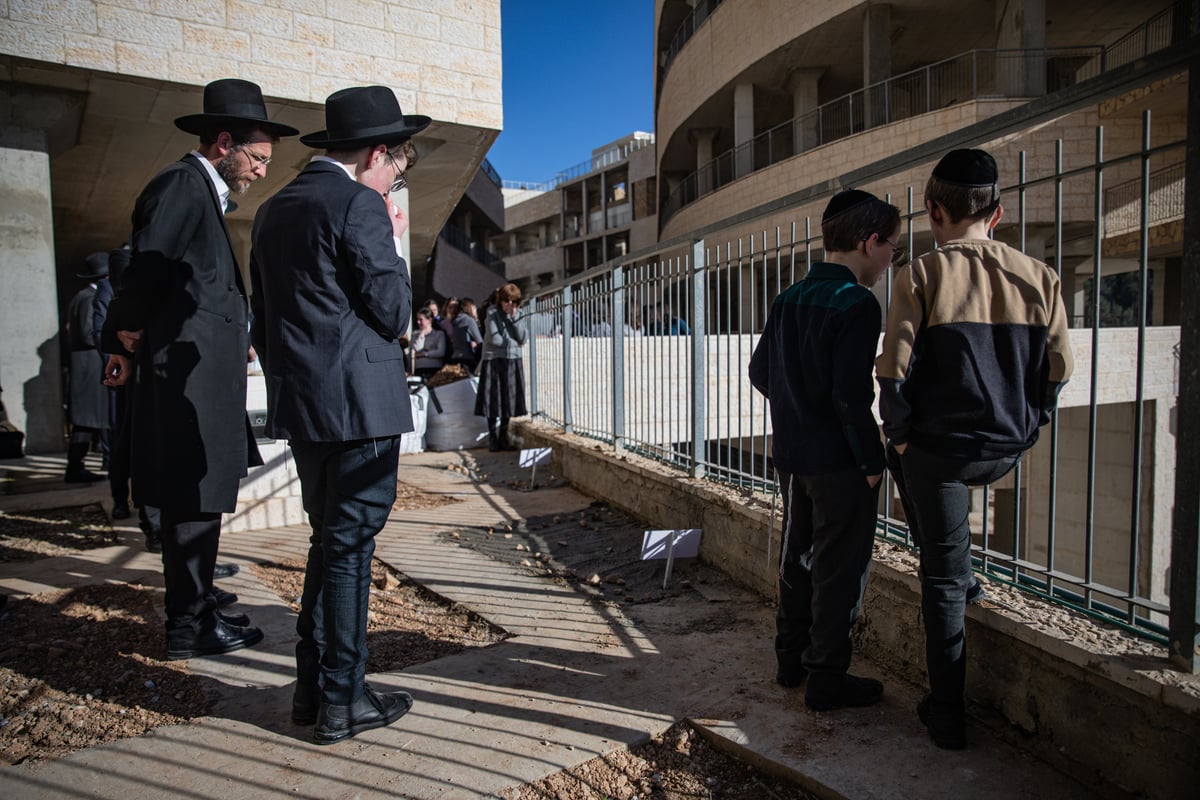 הלב כואב: בתום 'השבעה'; משפחת פאלי עלו לקבר | צפו