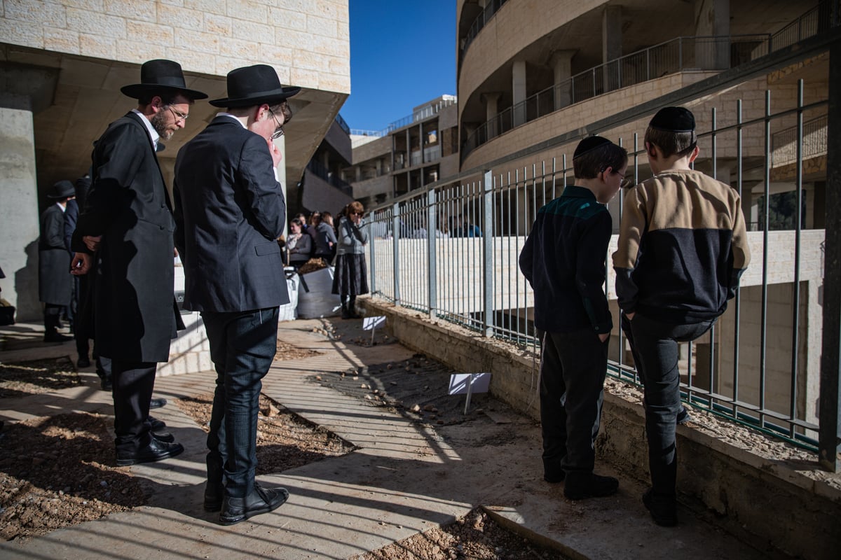 הלב כואב: בתום 'השבעה'; משפחת פאלי עלו לקבר | צפו