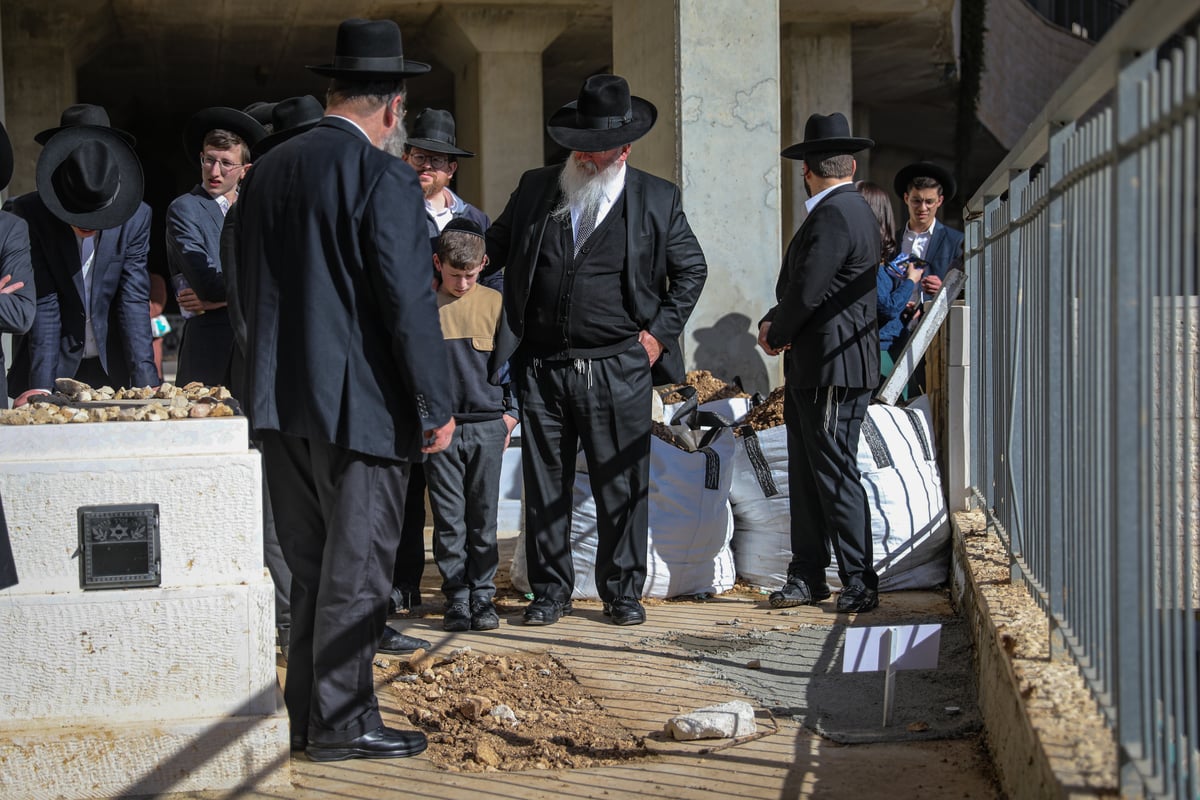 הלב כואב: בתום 'השבעה'; משפחת פאלי עלו לקבר | צפו