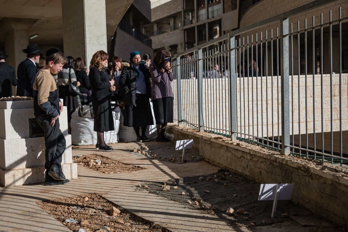 הלב כואב: בתום 'השבעה'; משפחת פאלי עלו לקבר | צפו