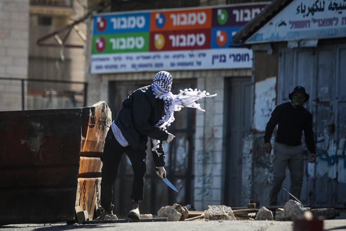 השביתה הערבית במזרח ירושלים; עימותים בין צעירים למבוגרים