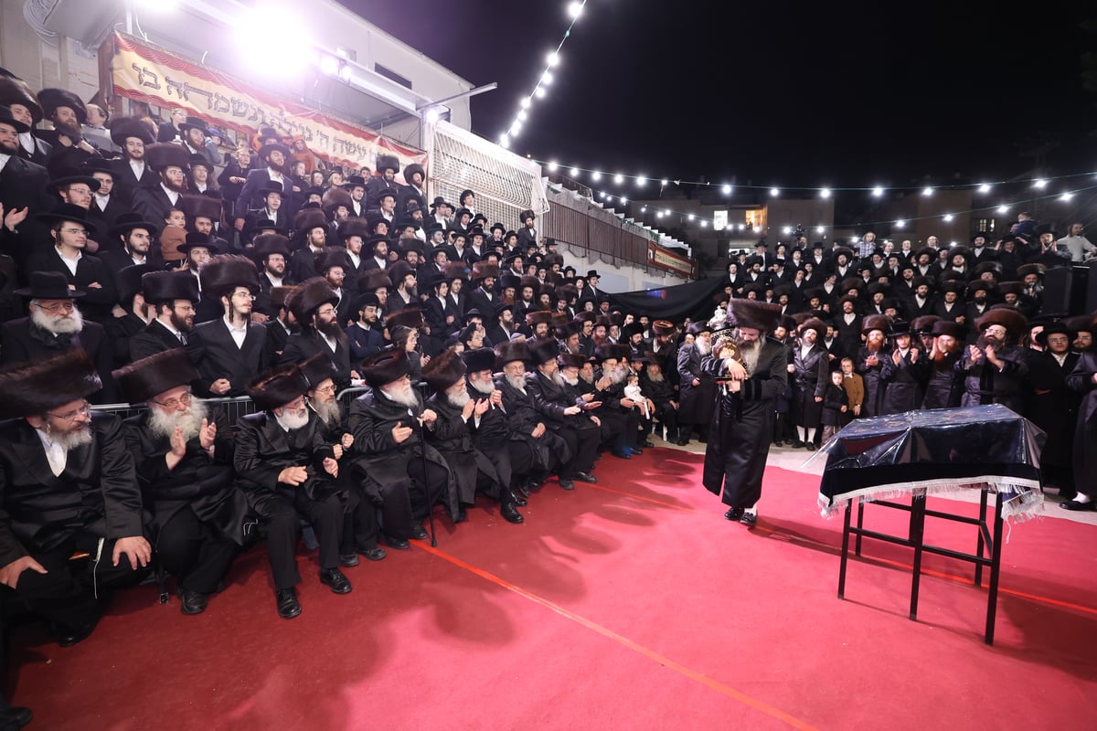 לזכרו של הרבי זצ"ל: בזוטשקא הכניסו ספר תורה חדש