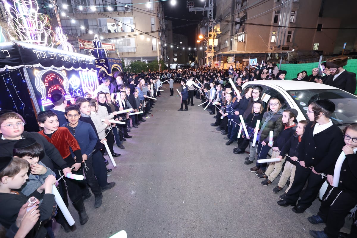 לזכרו של הרבי זצ"ל: בזוטשקא הכניסו ספר תורה חדש