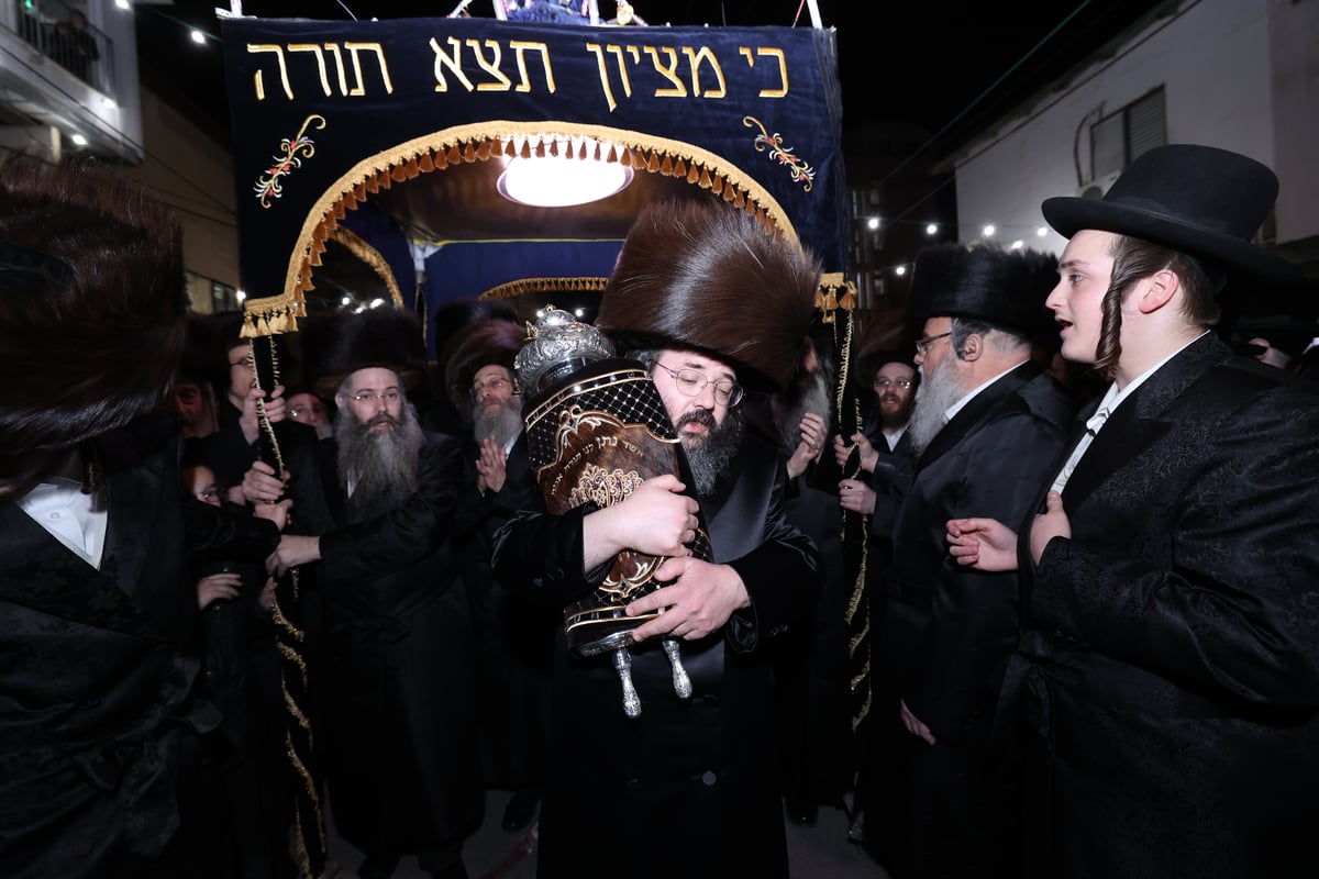 לזכרו של הרבי זצ"ל: בזוטשקא הכניסו ספר תורה חדש