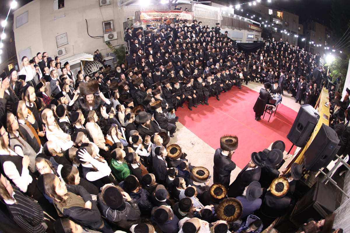 לזכרו של הרבי זצ"ל: בזוטשקא הכניסו ספר תורה חדש