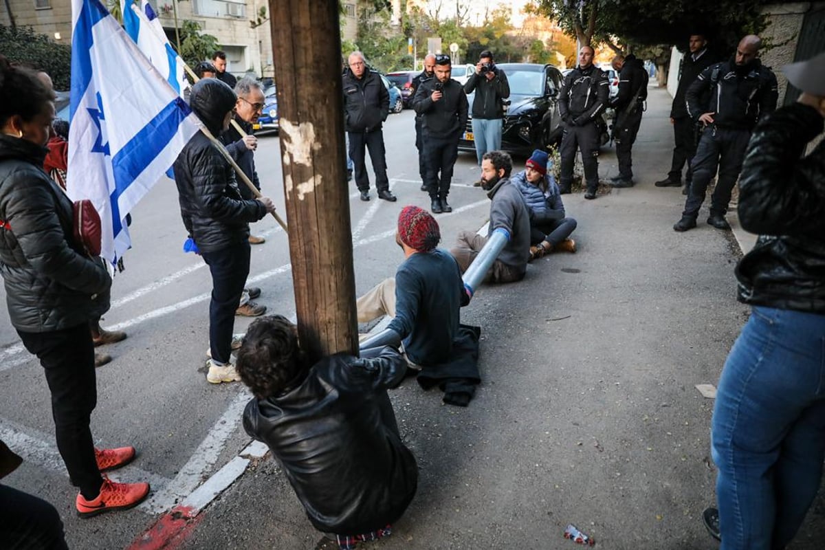 ארבעה מפגינים קשרו עצמם לעמוד ליד בית השר ניר ברקת; "הוא התקרנף"