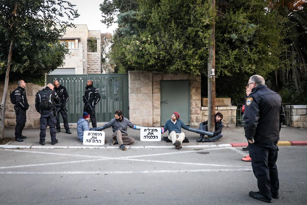 ארבעה מפגינים קשרו עצמם לעמוד ליד בית השר ניר ברקת; "הוא התקרנף"