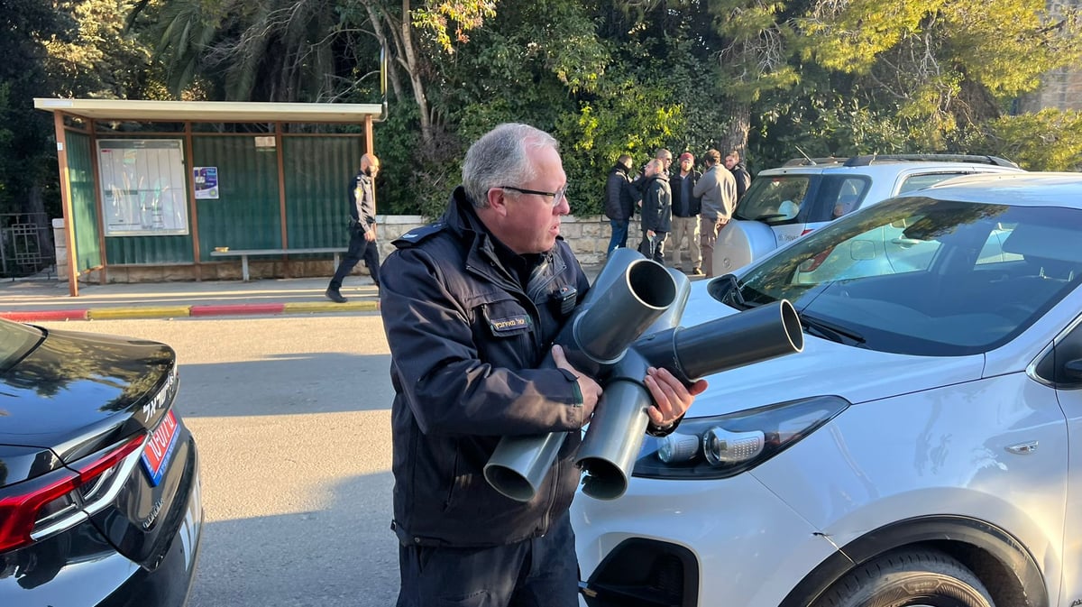 ארבעה מפגינים קשרו עצמם לעמוד ליד בית השר ניר ברקת; "הוא התקרנף"