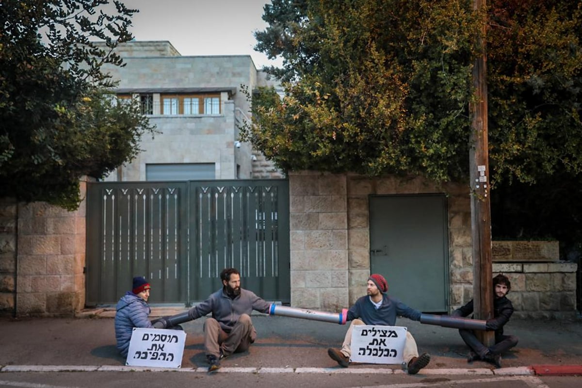 ארבעה מפגינים קשרו עצמם לעמוד ליד בית השר ניר ברקת; "הוא התקרנף"