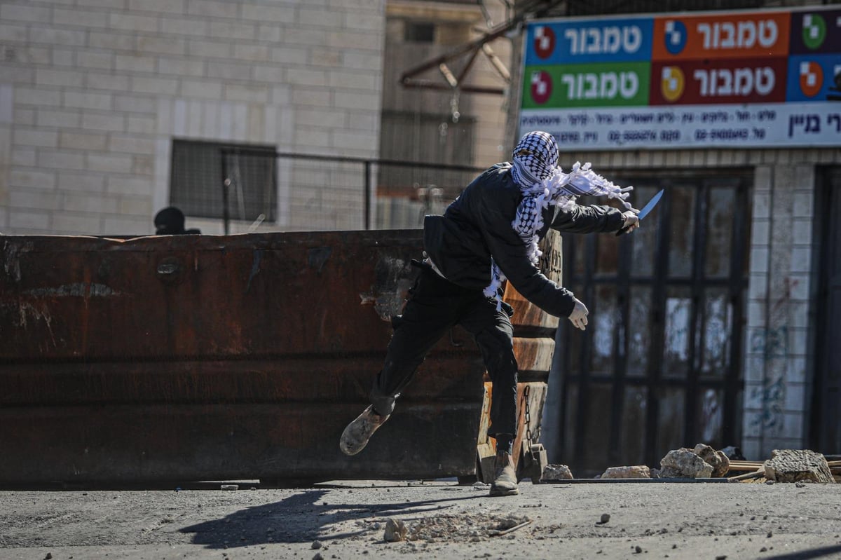 תמונת השבוע: סכין ענקית ואבנים על שוטרים