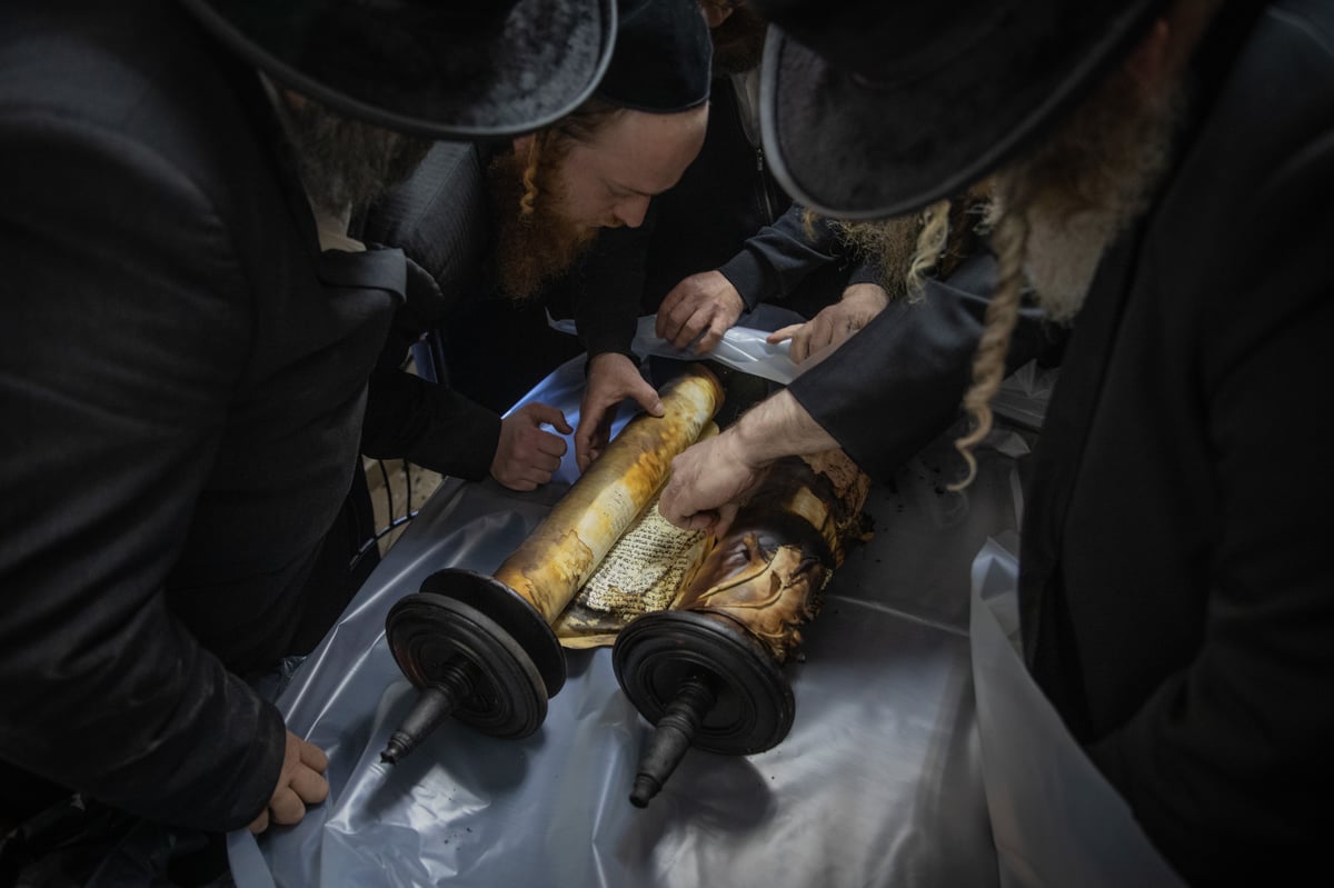 התורם ואנשי חברא קדישא נפרדו מספרי התורה השרופים