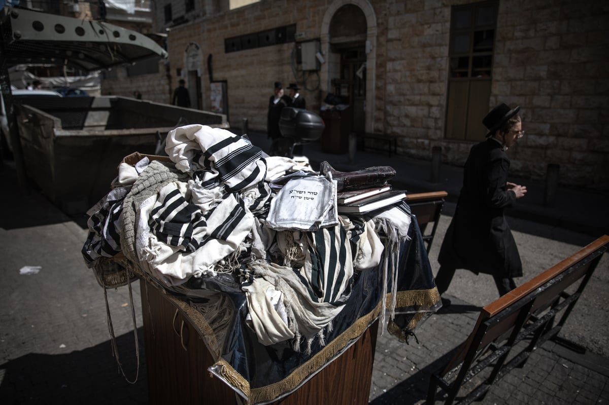 התורם ואנשי חברא קדישא נפרדו מספרי התורה השרופים