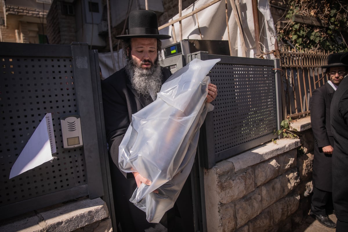 התורם ואנשי חברא קדישא נפרדו מספרי התורה השרופים