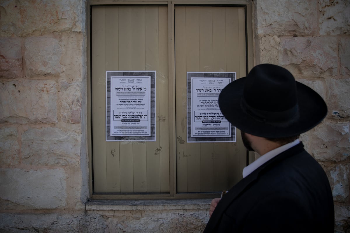 התורם ואנשי חברא קדישא נפרדו מספרי התורה השרופים