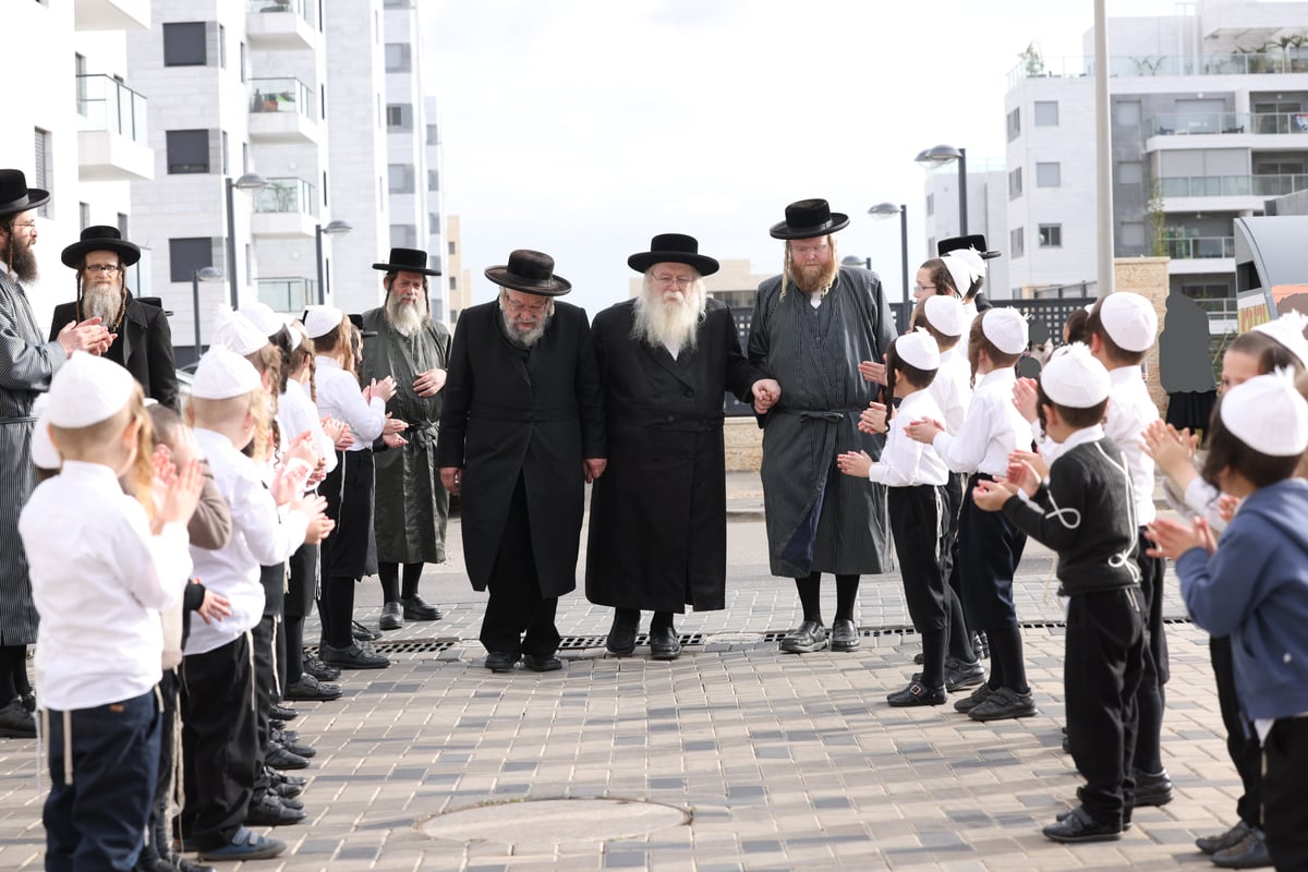 חברי הבד"צ ונדיבים מארה"ב בהנחת אבן פינה בחריש