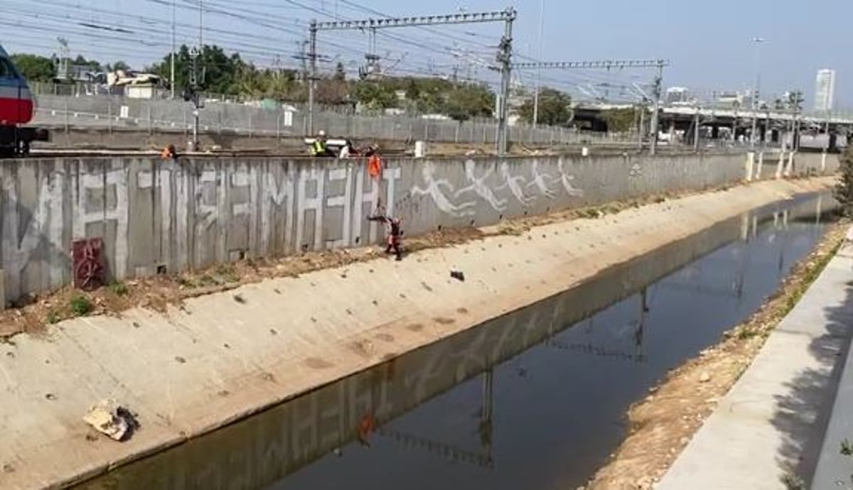 תל אביב: אדם נפל לנחל איילון ופונה לבית חולים | צפו בחילוץ