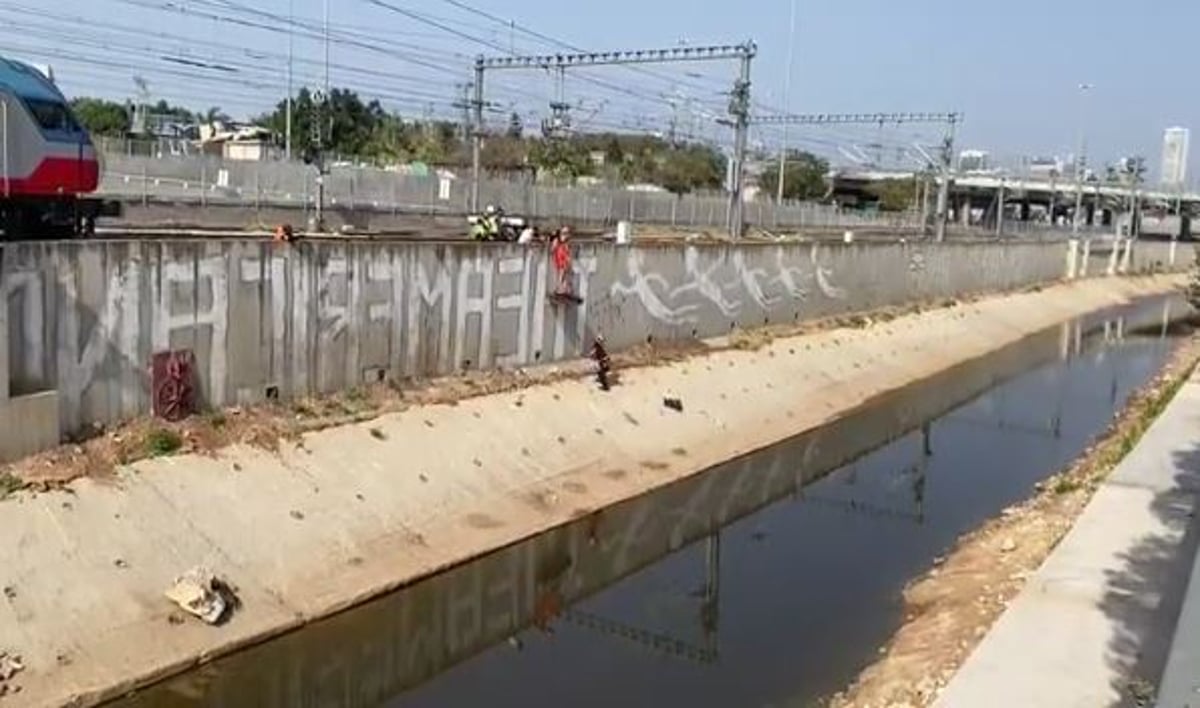 תל אביב: אדם נפל לנחל איילון ופונה לבית חולים | צפו בחילוץ