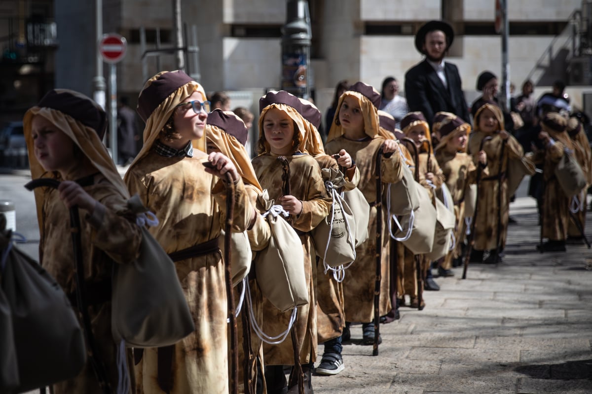 מרהיב: לכבוד פורים, ילדי ירושלים התחפשו ל'יוצאי מצרים'