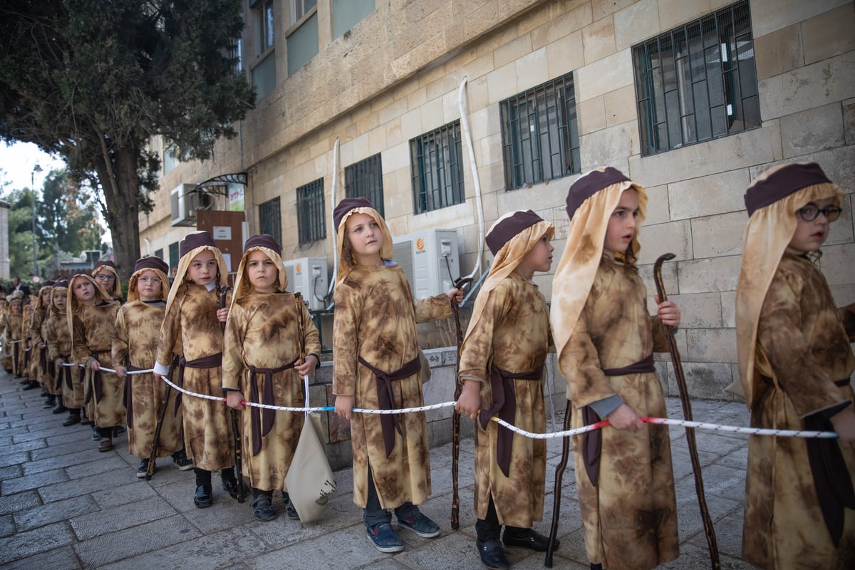 מרהיב: לכבוד פורים, ילדי ירושלים התחפשו ל'יוצאי מצרים'