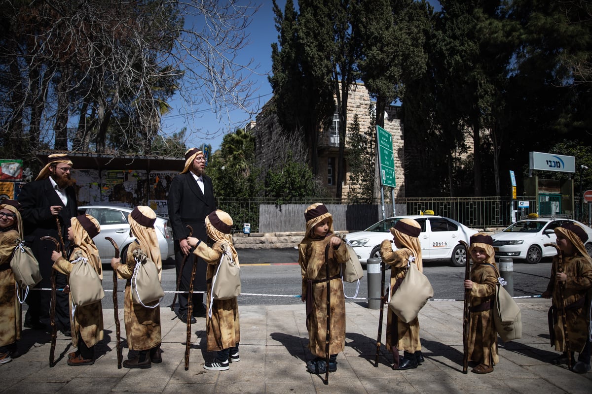 מרהיב: לכבוד פורים, ילדי ירושלים התחפשו ל'יוצאי מצרים'