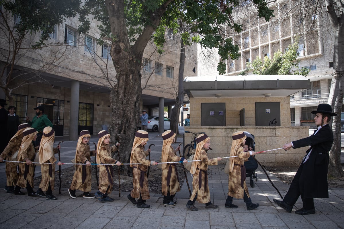 מרהיב: לכבוד פורים, ילדי ירושלים התחפשו ל'יוצאי מצרים'