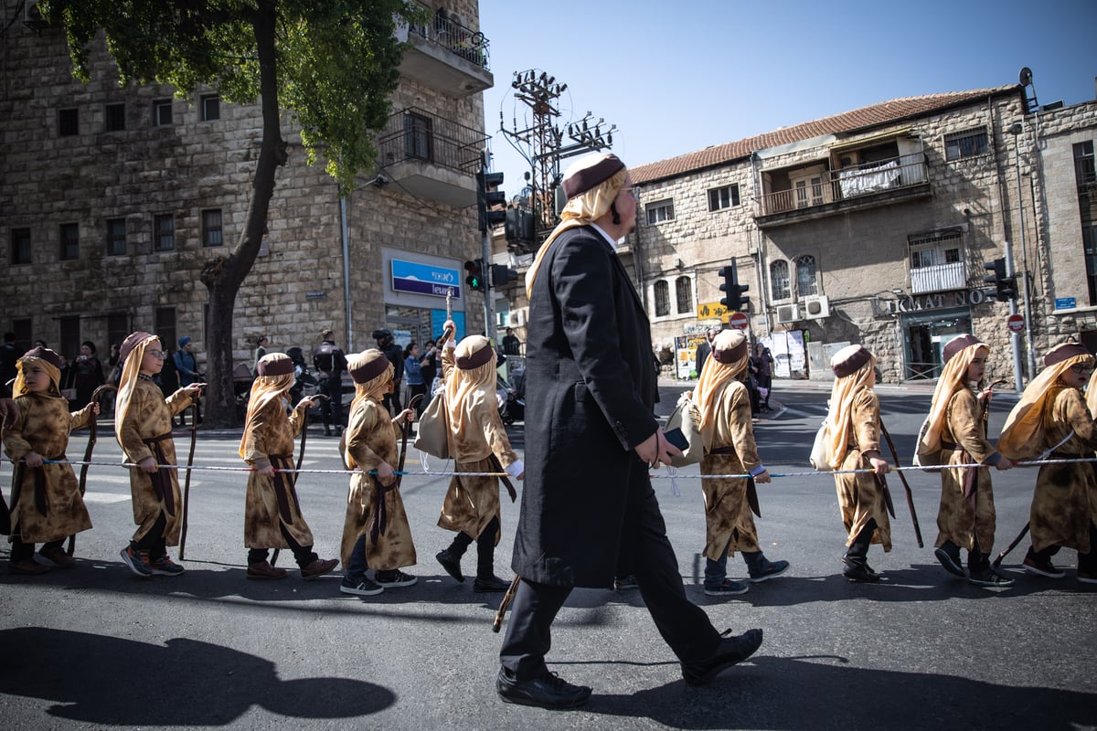 מרהיב: לכבוד פורים, ילדי ירושלים התחפשו ל'יוצאי מצרים'