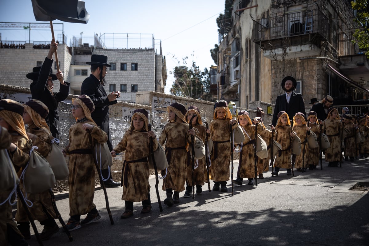 מרהיב: לכבוד פורים, ילדי ירושלים התחפשו ל'יוצאי מצרים'