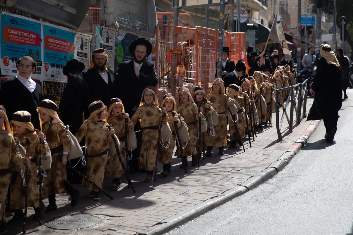 מרהיב: לכבוד פורים, ילדי ירושלים התחפשו ל'יוצאי מצרים'