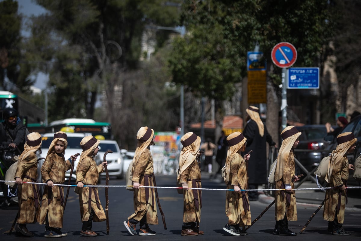 מרהיב: לכבוד פורים, ילדי ירושלים התחפשו ל'יוצאי מצרים'