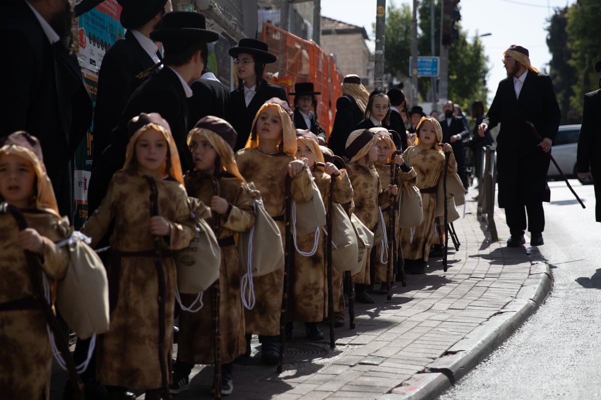 מרהיב: לכבוד פורים, ילדי ירושלים התחפשו ל'יוצאי מצרים'