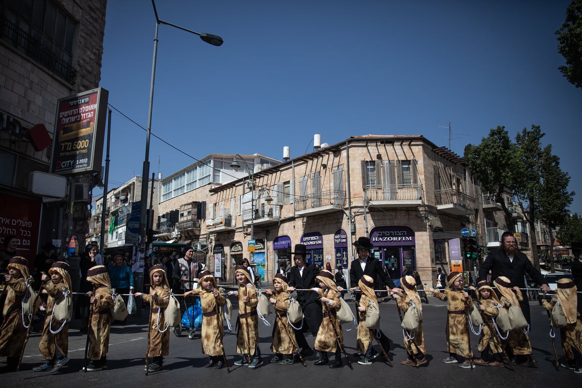 מרהיב: לכבוד פורים, ילדי ירושלים התחפשו ל'יוצאי מצרים'