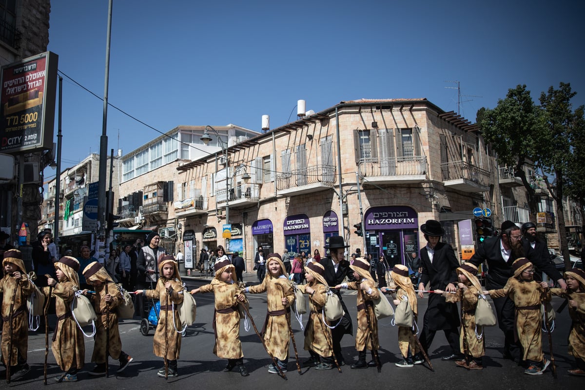 מרהיב: לכבוד פורים, ילדי ירושלים התחפשו ל'יוצאי מצרים'