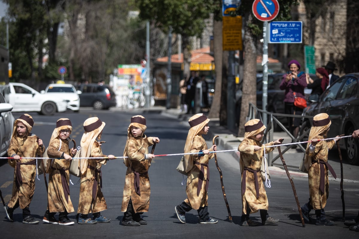 מרהיב: לכבוד פורים, ילדי ירושלים התחפשו ל'יוצאי מצרים'