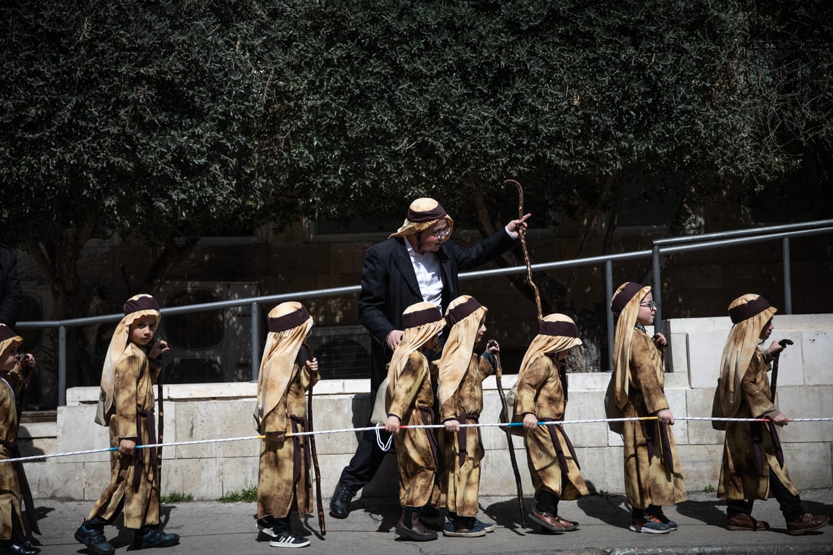 מרהיב: לכבוד פורים, ילדי ירושלים התחפשו ל'יוצאי מצרים'