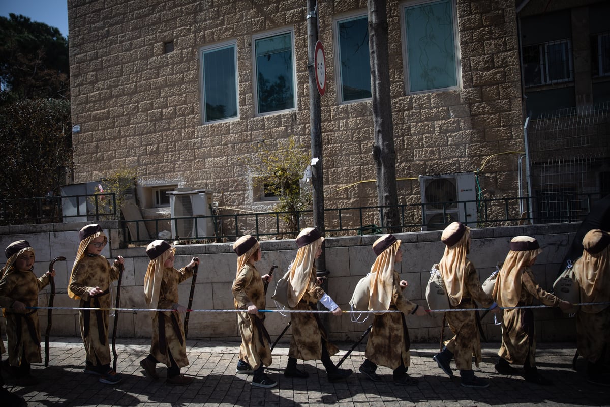 מרהיב: לכבוד פורים, ילדי ירושלים התחפשו ל'יוצאי מצרים'