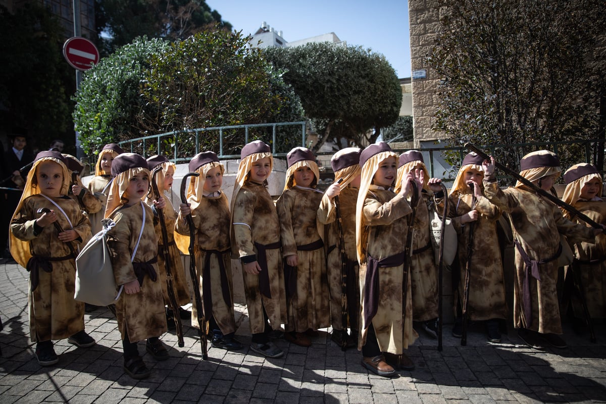 מרהיב: לכבוד פורים, ילדי ירושלים התחפשו ל'יוצאי מצרים'