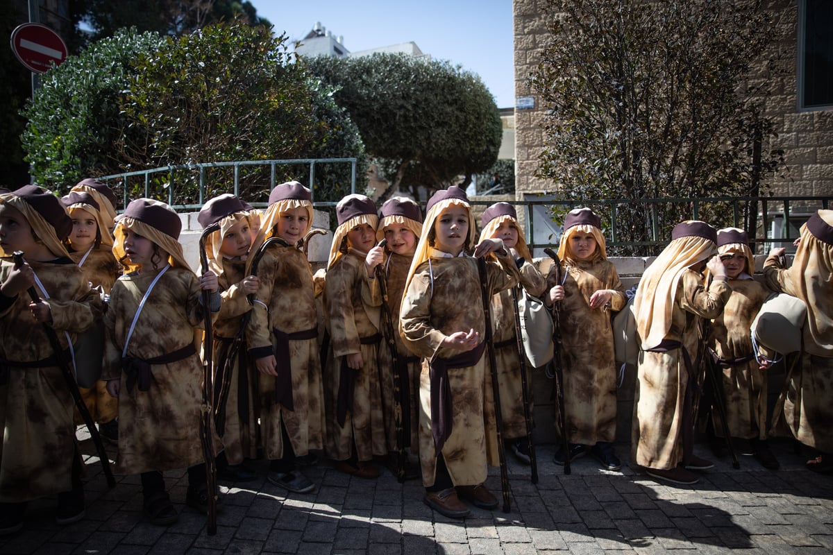 מרהיב: לכבוד פורים, ילדי ירושלים התחפשו ל'יוצאי מצרים'