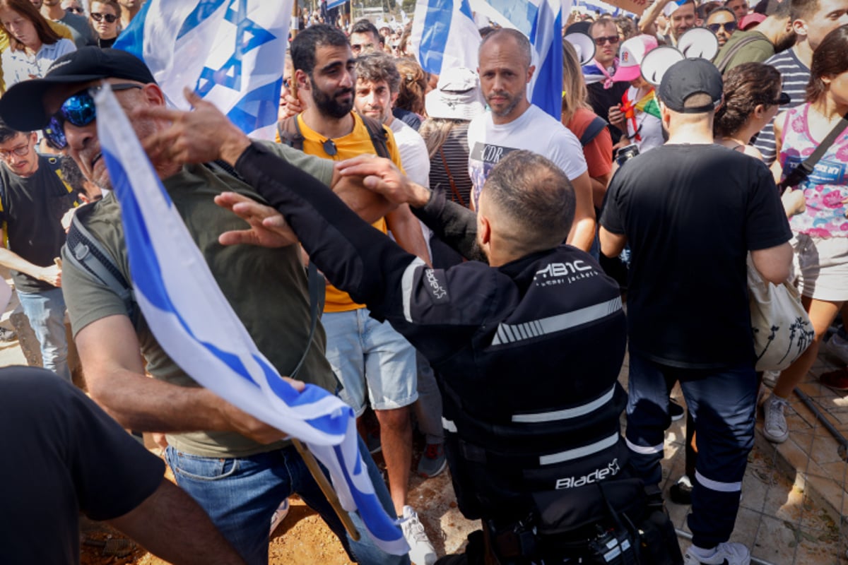 המחאה בתל אביב: רימוני הלם, פרשים ולמעלה מ-21 עצורים; נתניהו "נותן גיבוי לבן גביר"