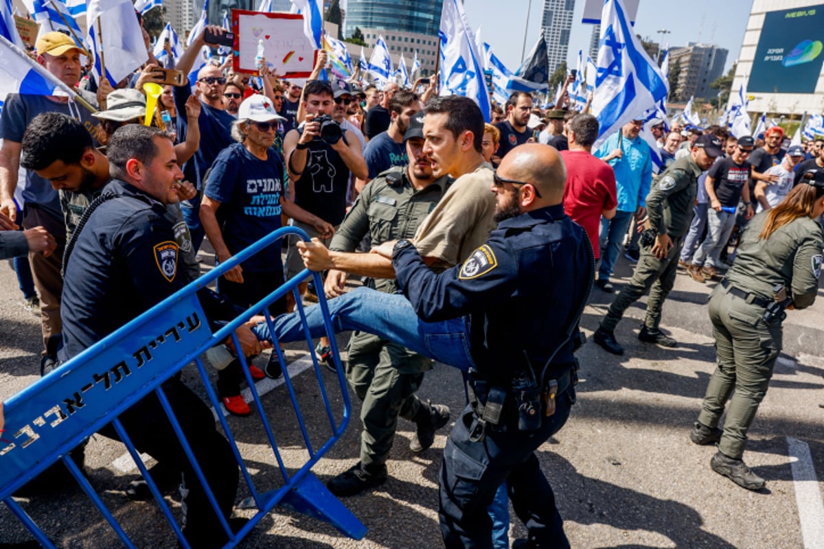 המחאה בתל אביב: רימוני הלם, פרשים ולמעלה מ-21 עצורים; נתניהו "נותן גיבוי לבן גביר"