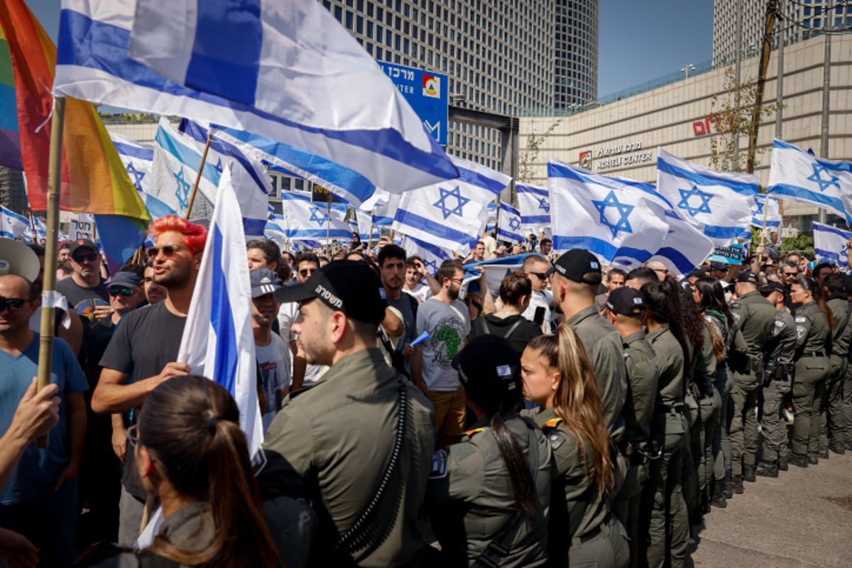 המחאה בתל אביב: רימוני הלם, פרשים ולמעלה מ-21 עצורים; נתניהו "נותן גיבוי לבן גביר"