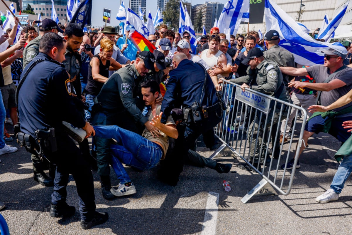 המחאה בתל אביב: רימוני הלם, פרשים ולמעלה מ-21 עצורים; נתניהו "נותן גיבוי לבן גביר"