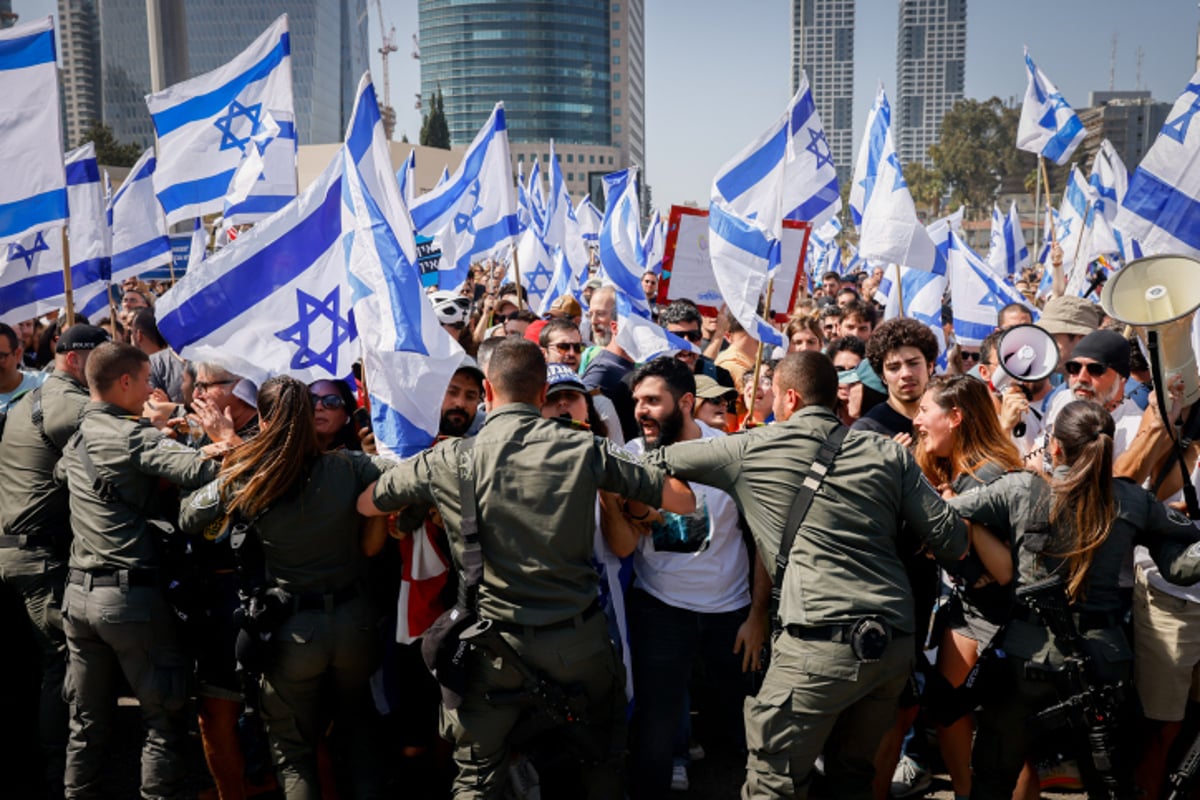 המחאה בתל אביב: רימוני הלם, פרשים ולמעלה מ-21 עצורים; נתניהו "נותן גיבוי לבן גביר"