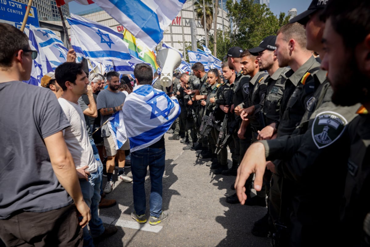 המחאה בתל אביב: רימוני הלם, פרשים ולמעלה מ-21 עצורים; נתניהו "נותן גיבוי לבן גביר"