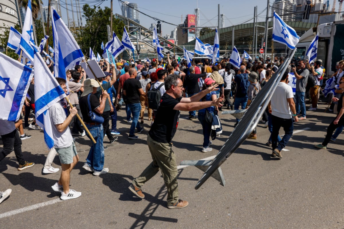 המחאה בתל אביב: רימוני הלם, פרשים ולמעלה מ-21 עצורים; נתניהו "נותן גיבוי לבן גביר"