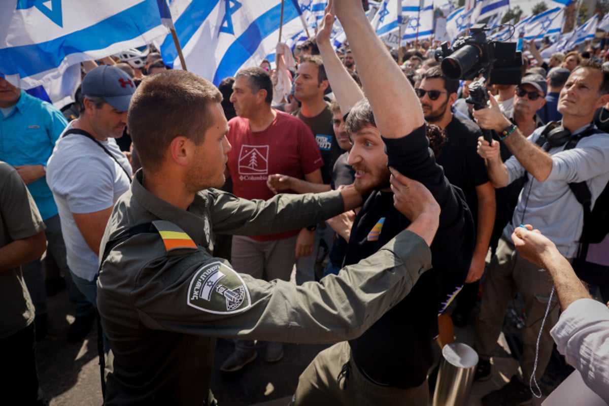 המחאה בתל אביב: רימוני הלם, פרשים ולמעלה מ-21 עצורים; נתניהו "נותן גיבוי לבן גביר"