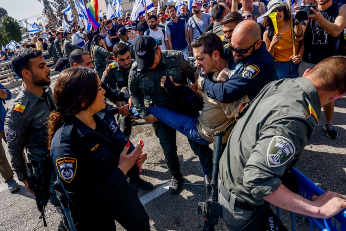 המחאה בתל אביב: רימוני הלם, פרשים ולמעלה מ-21 עצורים; נתניהו "נותן גיבוי לבן גביר"