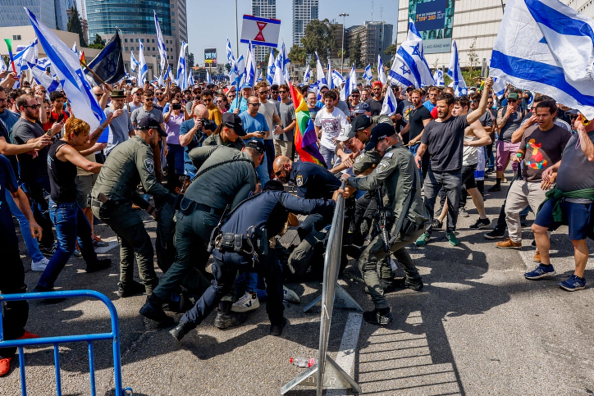 המחאה בתל אביב: רימוני הלם, פרשים ולמעלה מ-21 עצורים; נתניהו "נותן גיבוי לבן גביר"