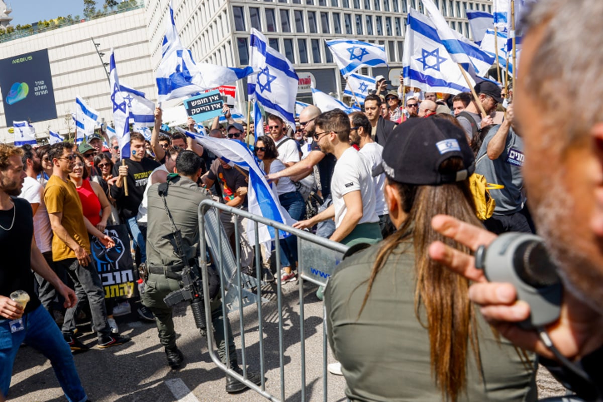 המחאה בתל אביב: רימוני הלם, פרשים ולמעלה מ-21 עצורים; נתניהו "נותן גיבוי לבן גביר"