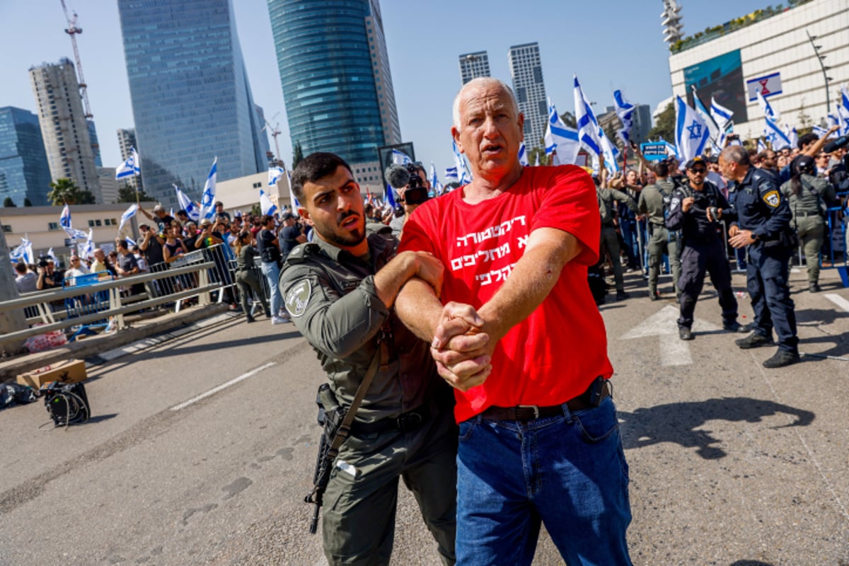 המחאה בתל אביב: רימוני הלם, פרשים ולמעלה מ-21 עצורים; נתניהו "נותן גיבוי לבן גביר"