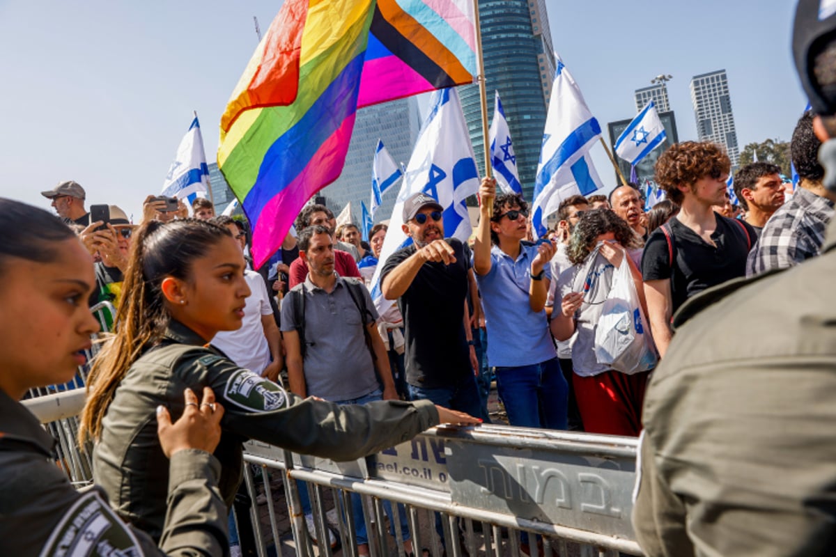 המחאה בתל אביב: רימוני הלם, פרשים ולמעלה מ-21 עצורים; נתניהו "נותן גיבוי לבן גביר"